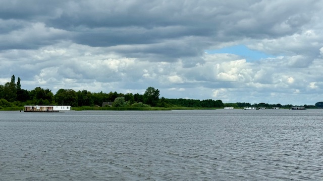 Woonboten liggen in het Zuidlaardermeer